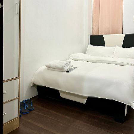 Private Room With Ac And Fan At Ekg Manila House Rental エクステリア 写真